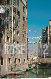 Caption: Nome:..GHETTO NOVO : CASE  ....Localizzazione:..VENEZIA / CANNAREGIO / GHETTO NOVO..VENICE / CANNAREGIO  / GHETTO NOVO ..Soggetto:..CASE  ..HOUSES  ..Cronologia:......Autore:......Stile:......Editori Stampatori:......Committenza:......Materia e Tecnica:......Collocazione:......Note:......Riproduzione Fotografica:..Graziano Arici/Rosebud2  ....Copyright:..Graziano Arici/Rosebud2/  ....Data:..1994....Costo:..A....Key:..GHETTO NOVO  ESTERNI  ..EXTERIORS