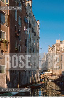 Caption: Nome:..GHETTO NOVO : CASE  ....Localizzazione:..VENEZIA / CANNAREGIO / GHETTO NOVO..VENICE / CANNAREGIO  / GHETTO NOVO  ..Soggetto:..CASE  ..HOUSES  ..Cronologia:......Autore:......Stile:......Editori Stampatori:......Committenza:......Materia e Tecnica:......Collocazione:......Note:......Riproduzione Fotografica:..Graziano Arici/Rosebud2  ....Copyright:..Graziano Arici/Rosebud2/  ....Data:..1994....Costo:..A....Key:..GHETTO NOVO  ESTERNI  ..EXTERIORS