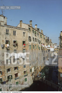 Caption: Nome:..GHETTO NOVO : CASE  ....Localizzazione:..VENEZIA / CANNAREGIO / GHETTO NOVO..VENICE / CANNAREGIO  / GHETTO NOVO ..Soggetto:..CASE  ..HOUSES  ..Cronologia:......Autore:......Stile:......Editori Stampatori:......Committenza:......Materia e Tecnica:......Collocazione:......Note:......Riproduzione Fotografica:..Graziano Arici/Rosebud2  ....Copyright:..Graziano Arici/Rosebud2/  ....Data:..1994....Costo:..A....Key:..GHETTO NOVO  ESTERNI  ..EXTERIORS