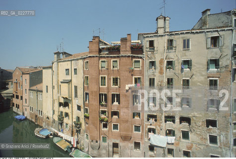 Caption: Nome:..GHETTO NOVO : CASE  ....Localizzazione:..VENEZIA / CANNAREGIO / GHETTO NOVO..VENICE / CANNAREGIO  / GHETTO NOVO  ..Soggetto:..CASE  ..HOUSES  ..Cronologia:......Autore:......Stile:......Editori Stampatori:......Committenza:......Materia e Tecnica:......Collocazione:......Note:......Riproduzione Fotografica:..Graziano Arici/Rosebud2  ....Copyright:..Graziano Arici/Rosebud2/  ....Data:..1994....Costo:..A....Key:..GHETTO NOVO  ESTERNI  ..EXTERIORS
