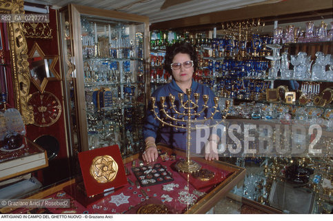 Caption: Nome:..GHETTO NOVO : ARTIGIANATO ....Localizzazione:..VENEZIA / CANNAREGIO / GHETTO VECCHIO  ..VENICE / CANNAREGIO  / GHETTO VECCHIO   ..Soggetto:..ARTE EBRAICA / ARTIGIANATO / DECORAZIONE SU VETRO  E OGGETTI EBRAICI..JEWISH ART / HANDYCRAFT  / PAINTING ON GLASS  ..Cronologia:......Autore:......Stile:......Editori Stampatori:......Committenza:......Materia e Tecnica:......Collocazione:......Note:......Riproduzione Fotografica:..Graziano Arici/Rosebud2  ....Copyright:..Graziano Arici/Rosebud2/  ....Data:..1994....Costo:..A....Key:..GHETTO NOVO ARTIGIANATO  ..HANDYCRAFT