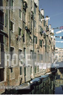 Caption: Nome:..GHETTO NOVO : CASE  ....Localizzazione:..VENEZIA / CANNAREGIO / GHETTO NOVO..VENICE / CANNAREGIO  / GHETTO NOVO ..Soggetto:..CASE  ..HOUSES  ..Cronologia:......Autore:......Stile:......Editori Stampatori:......Committenza:......Materia e Tecnica:......Collocazione:......Note:......Riproduzione Fotografica:..Graziano Arici/Rosebud2  ....Copyright:..Graziano Arici/Rosebud2/  ....Data:..1994....Costo:..A....Key:..GHETTO NOVO  ESTERNI  ..EXTERIORS