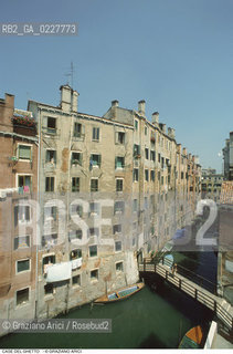Caption: Nome:..GHETTO NOVO : CASE  ....Localizzazione:..VENEZIA / CANNAREGIO / GHETTO NOVO..VENICE / CANNAREGIO  / GHETTO NOVO ..Soggetto:..CASE  ..HOUSES  ..Cronologia:......Autore:......Stile:......Editori Stampatori:......Committenza:......Materia e Tecnica:......Collocazione:......Note:......Riproduzione Fotografica:..Graziano Arici/Rosebud2  ....Copyright:..Graziano Arici/Rosebud2/  ....Data:..1994....Costo:..A....Key:..GHETTO NOVO  ESTERNI  ..EXTERIORS