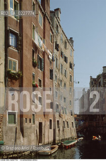 Caption: Nome:..GHETTO NOVO : CASE  ....Localizzazione:..VENEZIA / CANNAREGIO / GHETTO NOVO..VENICE / CANNAREGIO  / GHETTO NOVO ..Soggetto:..CASE  ..HOUSES  ..Cronologia:......Autore:......Stile:......Editori Stampatori:......Committenza:......Materia e Tecnica:......Collocazione:......Note:......Riproduzione Fotografica:..Graziano Arici/Rosebud2  ....Copyright:..Graziano Arici/Rosebud2/  ....Data:..1994....Costo:..A....Key:..GHETTO NOVO  ESTERNI  ..EXTERIORS