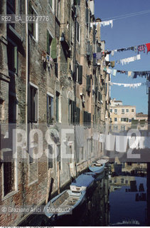 Caption: Nome:..GHETTO NOVO : CASE  ....Localizzazione:..VENEZIA / CANNAREGIO / GHETTO NOVO..VENICE / CANNAREGIO  / GHETTO NOVO  ..Soggetto:..CASE  ..HOUSES  ..Cronologia:......Autore:......Stile:......Editori Stampatori:......Committenza:......Materia e Tecnica:......Collocazione:......Note:......Riproduzione Fotografica:..Graziano Arici/Rosebud2  ....Copyright:..Graziano Arici/Rosebud2/  ....Data:..1994....Costo:..A....Key:..GHETTO NOVO  ESTERNI  ..EXTERIORS