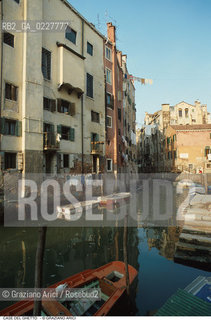 Caption: Nome:..GHETTO NOVO : CASE  ....Localizzazione:..VENEZIA / CANNAREGIO / GHETTO NOVO..VENICE / CANNAREGIO  / GHETTO NOVO ..Soggetto:..CASE  ..HOUSES  ..Cronologia:......Autore:......Stile:......Editori Stampatori:......Committenza:......Materia e Tecnica:......Collocazione:......Note:......Riproduzione Fotografica:..Graziano Arici/Rosebud2  ....Copyright:..Graziano Arici/Rosebud2/  ....Data:..1994....Costo:..A....Key:..GHETTO NOVO  ESTERNI  ..EXTERIORS