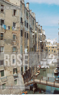 Caption: Nome:..GHETTO NOVO : CASE  ....Localizzazione:..VENEZIA / CANNAREGIO / GHETTO NOVO..VENICE / CANNAREGIO  / GHETTO NOVO ..Soggetto:..CASE  ..HOUSES  ..Cronologia:......Autore:......Stile:......Editori Stampatori:......Committenza:......Materia e Tecnica:......Collocazione:......Note:......Riproduzione Fotografica:..Graziano Arici/Rosebud2  ....Copyright:..Graziano Arici/Rosebud2/  ....Data:..1994....Costo:..A....Key:..GHETTO NOVO  ESTERNI  ..EXTERIORS