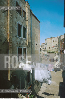 Caption: Nome:..GHETTO NOVO : CASE  ....Localizzazione:..VENEZIA / CANNAREGIO / GHETTO NOVO..VENICE / CANNAREGIO  / GHETTO NOVO ..Soggetto:..CASE  ..HOUSES  ..Cronologia:......Autore:......Stile:......Editori Stampatori:......Committenza:......Materia e Tecnica:......Collocazione:......Note:......Riproduzione Fotografica:..Graziano Arici/Rosebud2  ....Copyright:..Graziano Arici/Rosebud2/  ....Data:..1994....Costo:..A....Key:..GHETTO NOVO  ESTERNI  ..EXTERIORS