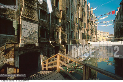 Caption: Nome:..GHETTO NOVO : PONTE CHE CONDUCE ALL ENTRATA DEL GHETTO NOVO....Localizzazione:..VENEZIA / CANNAREGIO / GHETTO NOVO..VENICE / CANNAREGIO  / GHETTO NOVO  ..Soggetto:..PONTE CHE CONDUCE ALL ENTRATA DEL GHETTO NOVO  ..BRIDGE THAT LEADS TO THE ENTRANCE OF THE GHETTO NOVO   ..Cronologia:......Autore:......Stile:......Editori Stampatori:......Committenza:......Materia e Tecnica:......Collocazione:......Note:......Riproduzione Fotografica:..Graziano Arici/Rosebud2  ....Copyright:..Graziano Arici/Rosebud2/  ....Data:..1994....Costo:..A....Key:..GHETTO NOVO  ESTERNI  ..EXTERIORS