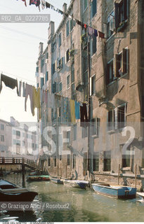 Caption: Nome:..GHETTO NOVO : CASE  ....Localizzazione:..VENEZIA / CANNAREGIO / GHETTO NOVO..VENICE / CANNAREGIO  / GHETTO NOVO  ..Soggetto:..CASE  ..HOUSES  ..Cronologia:......Autore:......Stile:......Editori Stampatori:......Committenza:......Materia e Tecnica:......Collocazione:......Note:......Riproduzione Fotografica:..Graziano Arici/Rosebud2  ....Copyright:..Graziano Arici/Rosebud2/  ....Data:..1994....Costo:..A....Key:..GHETTO NOVO  ESTERNI  ..EXTERIORS