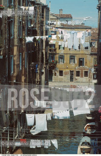 Caption: Nome:..GHETTO NOVO : PONTE CHE CONDUCE ALL ENTRATA DEL GHETTO NOVO ....Localizzazione:..VENEZIA / CANNAREGIO / GHETTO NOVO..VENICE / CANNAREGIO  / GHETTO NOVO ..Soggetto:..PONTE CHE CONDUCE ALL ENTRATA DEL GHETTO NOVO  ..BRIDGE THAT LEADS TO THE ENTRANCE OF THE GHETTO NOVO   ..Cronologia:......Autore:......Stile:......Editori Stampatori:......Committenza:......Materia e Tecnica:......Collocazione:......Note:......Riproduzione Fotografica:..Graziano Arici/Rosebud2  ....Copyright:..Graziano Arici/Rosebud2/  ....Data:..1994....Costo:..A....Key:..GHETTO NOVO  ESTERNI  ..EXTERIORS