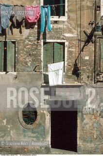 Caption: Nome:..GHETTO VECCHIO : PORTA DI ENTRATA DI ABITAZIONI....Localizzazione:..VENEZIA / CANNAREGIO / GHETTO VECCHIO  ..VENICE / CANNAREGIO  / GHETTO VECCHIO   ..Soggetto:..PORTA..DOOR..Cronologia:......Autore:......Stile:......Editori Stampatori:......Committenza:......Materia e Tecnica:......Collocazione:......Note:..GATTO..CAT ..Riproduzione Fotografica:..Graziano Arici/Rosebud2  ....Copyright:..Graziano Arici/Rosebud2/  ....Data:..1994....Costo:..A....Key:..GHETTO VECCHIO  ESTERNI  ..EXTERIORS