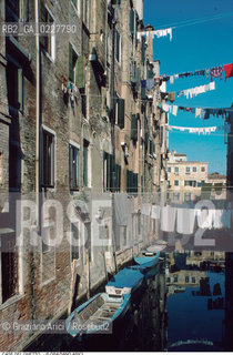 Caption: Nome:..GHETTO VECCHIO : CASE PRIVATE SUL CANALE....Localizzazione:..VENEZIA / CANNAREGIO / GHETTO VECCHIO  ..VENICE / CANNAREGIO  / GHETTO VECCHIO   ..Soggetto:..CASE PRIVATE  ..PRIVATE HOUSES  ..Cronologia:......Autore:......Stile:......Editori Stampatori:......Committenza:......Materia e Tecnica:......Collocazione:......Note:......Riproduzione Fotografica:..Graziano Arici/Rosebud2  ....Copyright:..Graziano Arici/Rosebud2/  ....Data:..1994....Costo:..A....Key:..GHETTO VECCHIO  ESTERNI  ..EXTERIORS
