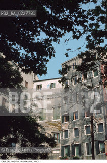 Caption: Nome:..GHETTO NOVO : CASE  I CAMPO DEL GHETTO NOVO....Localizzazione:..VENEZIA / CANNAREGIO / GHETTO NOVO..VENICE / CANNAREGIO  / GHETTO NOVO..Soggetto:..CASE  ..HOUSES  ..Cronologia:......Autore:......Stile:......Editori Stampatori:......Committenza:......Materia e Tecnica:......Collocazione:......Note:......Riproduzione Fotografica:..Graziano Arici/Rosebud2  ....Copyright:..Graziano Arici/Rosebud2/  ....Data:..1994....Costo:..A....Key:..GHETTO NOVO  ESTERNI  ..EXTERIORS
