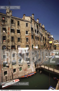 Nome:..GHETTO NOVO : CASE  ....Localizzazione:..VENEZIA / CANNAREGIO / GHETTO NOVO..VENICE / CANNAREGIO  / GHETTO NOVO ..Soggetto:..CASE  ..HOUSES  ..Cronologia:......Autore:......Stile:......Editori Stampatori:......Committenza:......Materia e Tecnica:......Collocazione:......Note:......Riproduzione Fotografica:..Graziano Arici/Rosebud2  ....Copyright:..Graziano Arici/Rosebud2/  ....Data:..1994....Costo:..A....Key:..GHETTO NOVO  ESTERNI  ..EXTERIORS  ..
