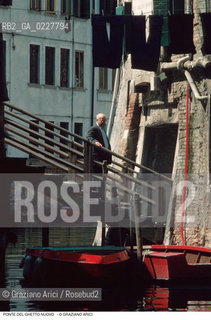 Caption: Nome:..GHETTO NOVO : PONTE CHE CONDUCE ALL ENTRATA DEL GHETTO NOVO ....Localizzazione:..VENEZIA / CANNAREGIO / GHETTO NOVO..VENICE / CANNAREGIO  / GHETTO NOVO  ..Soggetto:..PONTE CHE CONDUCE ALL ENTRATA DEL GHETTO NOVO  ..BRIDGE THAT LEADS TO THE ENTRANCE OF THE GHETTO NOVO   ..Cronologia:......Autore:......Stile:......Editori Stampatori:......Committenza:......Materia e Tecnica:......Collocazione:......Note:......Riproduzione Fotografica:..Graziano Arici/Rosebud2  ....Copyright:..Graziano Arici/Rosebud2/  ....Data:..1994....Costo:..A....Key:..GHETTO NOVO  ESTERNI  ..EXTERIORS