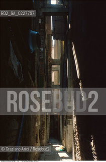 Caption: Nome:..GHETTO VECCHIO : CALLE SPORCA ....Localizzazione:..VENEZIA / CANNAREGIO / GHETTO VECCHIO  ..VENICE / CANNAREGIO  / GHETTO VECCHIO   ..Soggetto:..CALLE SPORCA  ..CALLE SPORCA  ..Cronologia:......Autore:......Stile:......Editori Stampatori:......Committenza:......Materia e Tecnica:......Collocazione:......Note:......Riproduzione Fotografica:..Graziano Arici/Rosebud2  ....Copyright:..Graziano Arici/Rosebud2/  ....Data:..1994....Costo:..A....Key:..GHETTO VECCHIO  ESTERNI  ..EXTERIORS