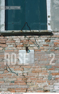 Caption: Nome:..GHETTO VECCHIO : LA LAPIDE CHE SEGNA IL LIMITE DEL GHETTO  ....Localizzazione:..VENEZIA / CANNAREGIO / GHETTO VECCHIO  ..VENICE / CANNAREGIO  / GHETTO VECCHIO   ..Soggetto:..LA LAPIDE CHE SEGNA IL LIMITE DEL GHETTO  ..THE PLAQUE THAT MARKS  THE LIMIT OF THE GHETTO  ..Cronologia:......Autore:......Stile:......Editori Stampatori:......Committenza:......Materia e Tecnica:......Collocazione:......Note:......Riproduzione Fotografica:..Graziano Arici/Rosebud2  ....Copyright:..Graziano Arici/Rosebud2/  ....Data:..1994....Costo:..A....Key:..GHETTO VECCHIO  ESTERNI  ..EXTERIORS