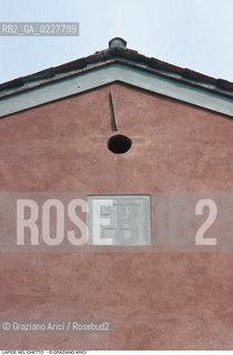 Caption: Nome:..GHETTO VECCHIO : LA LAPIDE CHE SEGNA IL LIMITE DEL GHETTO  ....Localizzazione:..VENEZIA / CANNAREGIO / GHETTO VECCHIO  ..VENICE / CANNAREGIO  / GHETTO VECCHIO   ..Soggetto:..LA LAPIDE CHE SEGNA IL LIMITE DEL GHETTO  ..THE PLAQUE THAT MARKS  THE LIMIT OF THE GHETTO  ..Cronologia:......Autore:......Stile:......Editori Stampatori:......Committenza:......Materia e Tecnica:......Collocazione:......Note:......Riproduzione Fotografica:..Graziano Arici/Rosebud2  ....Copyright:..Graziano Arici/Rosebud2/  ....Data:..1994....Costo:..A....Key:..GHETTO VECCHIO  ESTERNI  ..EXTERIORS