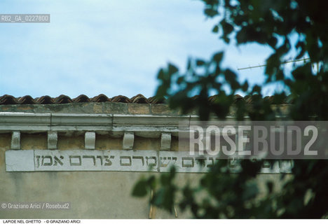 Caption: Nome:..SCUOLA ITALIANA : FACCIATA, SOPRA IL FINESTRATO STEMMA CON ISCRIZIONE IN RICORDO DELLA FINE DELLA COSTRUZIONE NEL 1575   ....Localizzazione:..VENEZIA / CANNAREGIO / CAMPO DEL GHETTO NOVO  SINAGOGA / SCUOLA ITALIANA..VENICE / CANNAREGIO / CAMPO GHETTO NOVO  SYNAGOGUE  / SCUOLA TEDESCA..Soggetto:..FACCIATA, SOPRA IL FINESTRATO STEMMA CON ISCRIZIONE IN RICORDO DELLA FINE DELLA COSTRUZIONE  ..Cronologia:..SEC. XVI ULTIMO QUARTO /..XVIth CENTURY /..Autore:......Stile:......Editori Stampatori:......Committenza:......Materia e Tecnica:......Collocazione:......Note:......Riproduzione Fotografica:..Graziano Arici/Rosebud2  ....Copyright:..Graziano Arici/Rosebud2/  ....Data:..1994....Costo:..A....Key:..CHIESA  ESTERNI   ..CHURCH  EXTERIORS