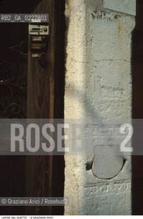 Caption: Nome:..GHETTO NOVO : BOSSOLO PER LE OFFERTE IN CAMPO DEL GHETTO NOVO....Localizzazione:..VENEZIA / CANNAREGIO / GHETTO NOVO..VENICE / CANNAREGIO  / GHETTO NOVO  ..Soggetto:..CAMPO DEL GHETTO NOVO  ....Cronologia:......Autore:......Stile:......Editori Stampatori:......Committenza:......Materia e Tecnica:......Collocazione:......Note:..ISCRIZIONE SOTTO UN ANTICO BOSSOLO PER LE OFFERTE DELLA COMUNITA’ ITALIANA   ....Riproduzione Fotografica:..Graziano Arici/Rosebud2  ....Copyright:..Graziano Arici/Rosebud2/  ....Data:..1994....Costo:..A....Key:..GHETTO NOVO  ESTERNI  ..EXTERIORS