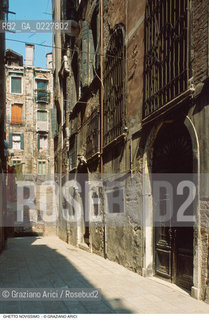 Caption: Nome:..GHETTO NOVISSIMO ..     ..Localizzazione:..VENEZIA / CANNAREGIO / GHETTO NOVISSIMO  ..VENICE / CANNAREGIO  / GHETTO NOVISSIMO     ..Soggetto:..CASE  ..HOUSES  ..Cronologia:..  ....Autore:......Stile:......Editori Stampatori:......Committenza:......Materia e Tecnica:......Collocazione:......Note:......Riproduzione Fotografica:  ..Graziano Arici/Rosebud2 ....Copyright:..Graziano Arici/Rosebud2/....Data:..1994 ....Costo:..A....Key:..ESTERNI  ..EXTERIORS
