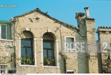 Caption: Nome:..GHETTO NOVISSIMO :  SOTTOPORTICO DI ACCESSO AL GHETTO..     ..Localizzazione:..VENEZIA / CANNAREGIO / GHETTO NOVISSIMO  ..VENICE / CANNAREGIO  / GHETTO NOVISSIMO     ..Soggetto:..CASE  ..HOUSES  ..Cronologia:..  ....Autore:......Stile:......Editori Stampatori:......Committenza:......Materia e Tecnica:......Collocazione:......Note:......Riproduzione Fotografica:  ..Graziano Arici/Rosebud2 ....Copyright:..Graziano Arici/Rosebud2/....Data:..1994 ....Costo:..A....Key:..ESTERNI  ..EXTERIORS