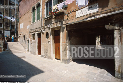 Caption: Nome:..GHETTO NOVISSIMO :  SOTTOPORTICO DI ACCESSO AL GHETTO..     ..Localizzazione:..VENEZIA / CANNAREGIO / GHETTO NOVISSIMO  ..VENICE / CANNAREGIO  / GHETTO NOVISSIMO     ..Soggetto:..CASE  ..HOUSES  ..Cronologia:..  ....Autore:......Stile:......Editori Stampatori:......Committenza:......Materia e Tecnica:......Collocazione:......Note:......Riproduzione Fotografica:  ..Graziano Arici/Rosebud2 ....Copyright:..Graziano Arici/Rosebud2/....Data:..1994 ....Costo:..A....Key:..ESTERNI  ..EXTERIORS