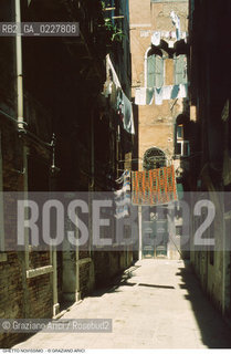 Caption: Nome:..GHETTO NOVISSIMO :  SOTTOPORTICO DI ACCESSO AL GHETTO..     ..Localizzazione:..VENEZIA / CANNAREGIO / GHETTO NOVISSIMO  ..VENICE / CANNAREGIO  / GHETTO NOVISSIMO     ..Soggetto:..CASE  ..HOUSES  ..Cronologia:..  ....Autore:......Stile:......Editori Stampatori:......Committenza:......Materia e Tecnica:......Collocazione:......Note:......Riproduzione Fotografica:  ..Graziano Arici/Rosebud2 ....Copyright:..Graziano Arici/Rosebud2/....Data:..1994 ....Costo:..A....Key:..ESTERNI  ..EXTERIORS