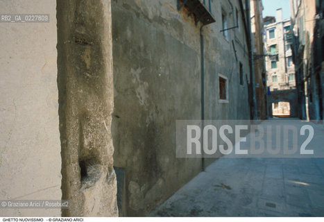 Caption: Nome:..GHETTO NOVISSIMO :  SOTTOPORTICO DI ACCESSO AL GHETTO, CARDINI..     ..Localizzazione:..VENEZIA / CANNAREGIO / GHETTO NOVISSIMO  ..VENICE / CANNAREGIO  / GHETTO NOVISSIMO     ..Soggetto:..CASE  ..HOUSES  ..Cronologia:..  ....Autore:......Stile:......Editori Stampatori:......Committenza:......Materia e Tecnica:......Collocazione:......Note:......Riproduzione Fotografica:  ..Graziano Arici/Rosebud2 ....Copyright:..Graziano Arici/Rosebud2/....Data:..1994 ....Costo:..A....Key:..ESTERNI  ..EXTERIORS