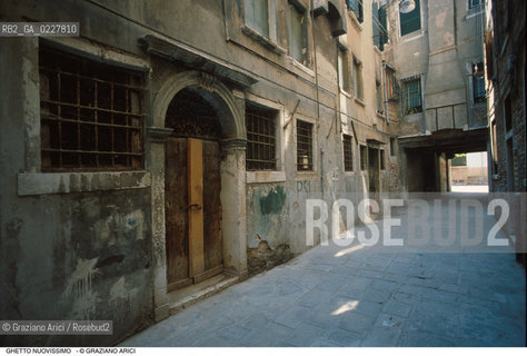 Caption: Nome:..GHETTO NOVISSIMO :  SOTTOPORTICO DI ACCESSO AL GHETTO..     ..Localizzazione:..VENEZIA / CANNAREGIO / GHETTO NOVISSIMO  ..VENICE / CANNAREGIO  / GHETTO NOVISSIMO     ..Soggetto:..CASE  ..HOUSES  ..Cronologia:..  ....Autore:......Stile:......Editori Stampatori:......Committenza:......Materia e Tecnica:......Collocazione:......Note:......Riproduzione Fotografica:  ..Graziano Arici/Rosebud2 ....Copyright:..Graziano Arici/Rosebud2/....Data:..1994 ....Costo:..A....Key:..ESTERNI  ..EXTERIORS