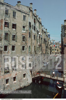 Caption: Nome:..GHETTO NOVO : CASE  ....Localizzazione:..VENEZIA / CANNAREGIO / GHETTO NOVO..VENICE / CANNAREGIO  / GHETTO NOVO ..Soggetto:..CASE  ..HOUSES  ..Cronologia:......Autore:......Stile:......Editori Stampatori:......Committenza:......Materia e Tecnica:......Collocazione:......Note:......Riproduzione Fotografica:..Graziano Arici/Rosebud2  ....Copyright:..Graziano Arici/Rosebud2/  ....Data:..1994....Costo:..A....Key:..GHETTO NOVO  ESTERNI  ..EXTERIORS