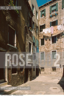 Caption: Nome:..GHETTO VECCHIO : CASE....Localizzazione:..VENEZIA / CANNAREGIO / GHETTO VECCHIO  ..VENICE / CANNAREGIO  / GHETTO VECCHIO   ..Soggetto:..CASE / CORTE..HOUSES / ..Cronologia:......Autore:......Stile:......Editori Stampatori:......Committenza:......Materia e Tecnica:......Collocazione:......Note:......Riproduzione Fotografica:..Graziano Arici/Rosebud2  ....Copyright:..Graziano Arici/Rosebud2/  ....Data:..1994....Costo:..A....Key:..GHETTO VECCHIO  ESTERNI  ..EXTERIORS