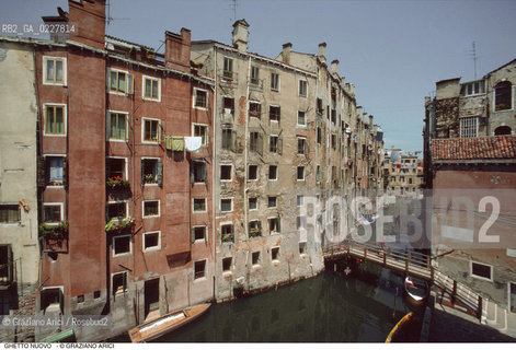 Caption: Nome:..GHETTO NOVO : CASE  ....Localizzazione:..VENEZIA / CANNAREGIO / GHETTO NOVO..VENICE / CANNAREGIO  / GHETTO NOVO ..Soggetto:..CASE  ..HOUSES  ..Cronologia:......Autore:......Stile:......Editori Stampatori:......Committenza:......Materia e Tecnica:......Collocazione:......Note:......Riproduzione Fotografica:..Graziano Arici/Rosebud2  ....Copyright:..Graziano Arici/Rosebud2/  ....Data:..1994....Costo:..A....Key:..GHETTO NOVO  ESTERNI  ..EXTERIORS
