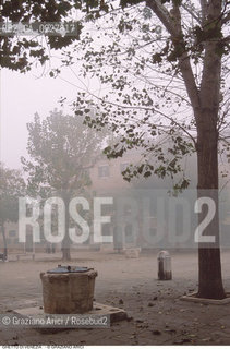 Caption: Nome:..GHETTO NOVO : CAMPO DEL GHETTO NOVO CON LA NEBBIA....Localizzazione:..VENEZIA / CANNAREGIO / GHETTO NOVO..VENICE / CANNAREGIO  / GHETTO NOVO..Soggetto:..CAMPO DEL GHETTO NOVO / POZZO / NEBBIA..CAMPO DEL GHETTO NOVO / WELL / FOG..Cronologia:......Autore:......Stile:......Editori Stampatori:......Committenza:......Materia e Tecnica:......Collocazione:......Note:......Riproduzione Fotografica:..Graziano Arici/Rosebud2  ....Copyright:..Graziano Arici/Rosebud2/  ....Data:..1994....Costo:..A....Key:..GHETTO NOVO  ESTERNI  ..EXTERIORS