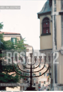 Caption: Nome:..GHETTO VECCHIO : PORTA DI ENTRATA DI ABITAZIONI....Localizzazione:..VENEZIA / CANNAREGIO / GHETTO VECCHIO  ..VENICE / CANNAREGIO  / GHETTO VECCHIO   ..Soggetto:..MENORAH..Cronologia:......Autore:......Stile:......Editori Stampatori:......Committenza:......Materia e Tecnica:......Collocazione:......Note:..GATTO..CAT ..Riproduzione Fotografica:..Graziano Arici/Rosebud2  ....Copyright:..Graziano Arici/Rosebud2/  ....Data:..1994....Costo:..A....Key:..GHETTO VECCHIO  ESTERNI  ..EXTERIORS