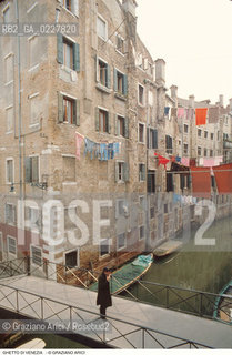 Caption: Nome:..IL PONTE CHE COLLEGA IL GHETTO VECCHIO CON IL GHETTO NOVO  ....Localizzazione:..VENEZIA / CANNAREGIO / GHETTO VECCHIO  ..VENICE / CANNAREGIO  / GHETTO VECCHIO   ..Soggetto:..IL PONTE CHE COLLEGA IL GHETTO VECCHIO CON IL GHETTO NOVO  ..THE BRIDGE  JOINING THE GHETTO VECCHIO TO THE GHETTO NOVO  ..Cronologia:......Autore:......Stile:......Editori Stampatori:......Committenza:......Materia e Tecnica:......Collocazione:......Note:......Riproduzione Fotografica:..Graziano Arici/Rosebud2  ....Copyright:..Graziano Arici/Rosebud2/  ....Data:..1994....Costo:..A....Key:..GHETTO VECCHIO GHETTO NUOVO ESTERNI  ..EXTERIORS