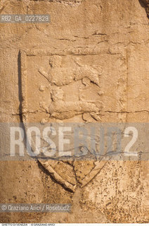 Caption: Nome:..GHETTO NOVO : CAMPO DEL GHETTO NOVO  ....Localizzazione:..VENEZIA / CANNAREGIO / GHETTO NOVO..VENICE / CANNAREGIO  / GHETTO NOVO ..Soggetto:.. POZZO STEMMA LEONE.. ..Cronologia:......Autore:......Stile:......Editori Stampatori:......Committenza:......Materia e Tecnica:......Collocazione:......Note:......Riproduzione Fotografica:..Graziano Arici/Rosebud2  ....Copyright:..Graziano Arici/Rosebud2/  ....Data:..1994....Costo:..A....Key:..GHETTO NOVO  ESTERNI  ..EXTERIORS