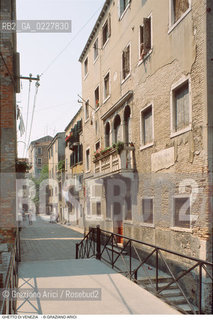 Caption: Nome:..IL PONTE CHE COLLEGA IL GHETTO VECCHIO CON IL GHETTO NOVO  ....Localizzazione:..VENEZIA / CANNAREGIO / GHETTO VECCHIO  ..VENICE / CANNAREGIO  / GHETTO VECCHIO   ..Soggetto:..IL PONTE CHE COLLEGA IL GHETTO VECCHIO CON IL GHETTO NOVO  ..THE BRIDGE  JOINING THE GHETTO VECCHIO TO THE GHETTO NOVO  ..Cronologia:......Autore:......Stile:......Editori Stampatori:......Committenza:......Materia e Tecnica:......Collocazione:......Note:......Riproduzione Fotografica:..Graziano Arici/Rosebud2  ....Copyright:..Graziano Arici/Rosebud2/  ....Data:..1994....Costo:..A....Key:..GHETTO VECCHIO GHETTO NUOVO ESTERNI  ..EXTERIORS