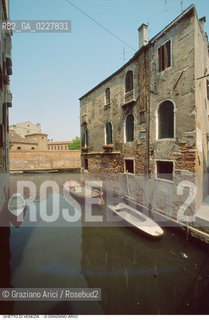 Caption: Nome:..IL CANALE CHE COLLEGA IL GHETTO VECCHIO CON IL GHETTO NOVO  ....Localizzazione:..VENEZIA / CANNAREGIO / GHETTO VECCHIO  ..VENICE / CANNAREGIO  / GHETTO VECCHIO   ..Soggetto:..IL CANALE CHE COLLEGA IL GHETTO VECCHIO CON IL GHETTO NOVO    ..Cronologia:......Autore:......Stile:......Editori Stampatori:......Committenza:......Materia e Tecnica:......Collocazione:......Note:......Riproduzione Fotografica:..Graziano Arici/Rosebud2  ....Copyright:..Graziano Arici/Rosebud2/  ....Data:..1994....Costo:..A....Key:..GHETTO VECCHIO GHETTO NUOVO ESTERNI  ..EXTERIORS