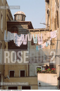 Caption: Nome:..SINAGOGA DELLA SANTA COMUNITÀ CANTON  : ESTERNO CON CUPOLA SOPRA LA BIMA .. ..Localizzazione:..VENEZIA / CANNAREGIO / CAMPO DEL GHETTO NOVO SINAGOGA DELLA SANTA COMUNITÀ CANTON / SCUOLA CANTON  ..VENICE / CANNAREGIO / CAMPO GHETTO NOVO  SYNAGOGUE OF THE SACRED COMMUNITY OF CANTON  / SCUOLA CANTON   ..Soggetto:..ESTERNO CON CUPOLA SOPRA LA BIMA  ..CUPOLA OVER THE BIMAH   ..Cronologia:..SEC. XVI SECONDO QUARTO /1532  ..XVIth CENTURY  /1532  ..Autore:......Stile:..BAROCCO  ..BAROQUE   ..Editori Stampatori:......Committenza:..EBREI DI ORIGINE PROVENZALE DI RITO ASHKENAZITA  ..FRENCH ASHKENAZI JEWS   ..Materia e Tecnica:......Collocazione:......Note:......Riproduzione Fotografica:..Graziano Arici/Rosebud2  ....Copyright:..Graziano Arici/Rosebud2/  ....Data:..1994....Costo:..A....Key:..CHIESA   ESTERNI   ..CHURCH  EXTERIORS
