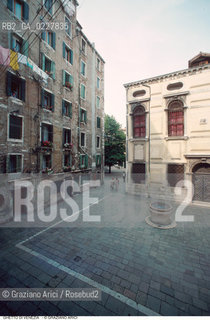 Caption: Nome:..CAMPIELLO DELLE SCUOLE : SCUOLA LEVANTINA..   ..Localizzazione:..VENEZIA / CANNAREGIO / GHETTO VECCHIO / SCUOLA LEVANTINA  ..VENICE /  CANNAREGIO / GHETTO VECCHIO  /  SCUOLA LEVANTINA  ..Soggetto:..FACCIATA  ..FA  CADE   ..Cronologia:..SEC. XVI / SECONDO QUARTO / 1538 (?) / COMPLETAMENTE RIEDIFICATA NEL SEC. XVII METÀ  ..SEC. XVI / 1538 (?) /COMPLETELY REBUILT IN THE XVII CENTURY   ..Autore:..LONGHENA BALDASSARRE / MANIERA  ..LONGHENA BALDASSARRE / STYLE  ..Stile:..BAROCCO ..BAROQUE  ..Editori Stampatori:......Committenza:......Materia e Tecnica:......Collocazione:......Note:......Riproduzione Fotografica:  ..Graziano Arici/Rosebud2 ....Copyright:..Graziano Arici/Rosebud2/....Data:..1994 ....Costo:..A....Key:..CHIESA  ESTERNI   ..CHURCH  EXTERIORS