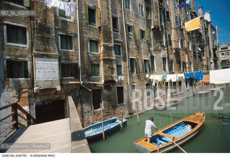 Caption: Nome:..GHETTO NOVO : PONTE CHE CONDUCE ALL ENTRATA DEL GHETTO NOVO ....Localizzazione:..VENEZIA / CANNAREGIO / GHETTO NOVO..VENICE / CANNAREGIO  / GHETTO NOVO..Soggetto:..PONTE CHE CONDUCE ALL ENTRATA DEL GHETTO NOVO  ..BRIDGE THAT LEADS TO THE ENTRANCE OF THE GHETTO NOVO   ..Cronologia:......Autore:......Stile:......Editori Stampatori:......Committenza:......Materia e Tecnica:......Collocazione:......Note:......Riproduzione Fotografica:..Graziano Arici/Rosebud2  ....Copyright:..Graziano Arici/Rosebud2/  ....Data:..1994....Costo:..A....Key:..GHETTO NOVO  ESTERNI  ..EXTERIORS