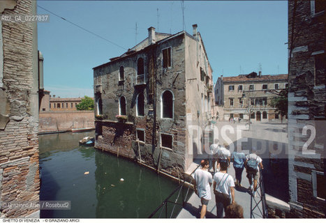 Caption: Nome:..IL PONTE CHE COLLEGA IL GHETTO VECCHIO CON IL GHETTO NOVO  ....Localizzazione:..VENEZIA / CANNAREGIO / GHETTO VECCHIO  ..VENICE / CANNAREGIO  / GHETTO VECCHIO   ..Soggetto:..IL PONTE CHE COLLEGA IL GHETTO VECCHIO CON IL GHETTO NOVO  ..THE BRIDGE  JOINING THE GHETTO VECCHIO TO THE GHETTO NOVO  ..Cronologia:......Autore:......Stile:......Editori Stampatori:......Committenza:......Materia e Tecnica:......Collocazione:......Note:......Riproduzione Fotografica:..Graziano Arici/Rosebud2  ....Copyright:..Graziano Arici/Rosebud2/  ....Data:..1994....Costo:..A....Key:..GHETTO VECCHIO GHETTO NUOVO ESTERNI  ..EXTERIORS