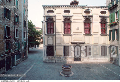 Caption: Nome:..CAMPIELLO DELLE SCUOLE : SCUOLA LEVANTINA..    ..Localizzazione:..VENEZIA / CANNAREGIO / GHETTO VECCHIO / SCUOLA LEVANTINA  ..VENICE /  CANNAREGIO / GHETTO VECCHIO  /  SCUOLA LEVANTINA  ..Soggetto:..FACCIATA / POZZO  ..FACADE / WELL  ..Cronologia:..SEC. XVI / SECONDO QUARTO / 1538 (?) / COMPLETAMENTE RIEDIFICATA NEL SEC. XVII METÀ  ..SEC. XVI / 1538 (?) /COMPLETELY REBUILT IN THE XVII CENTURY   ..Autore:..LONGHENA BALDASSARRE / MANIERA  ..LONGHENA BALDASSARRE / STYLE  ..Stile:..BAROCCO ..BAROQUE  ..Editori Stampatori:......Committenza:......Materia e Tecnica:......Collocazione:......Note:......Riproduzione Fotografica:  ..Graziano Arici/Rosebud2 ....Copyright:..Graziano Arici/Rosebud2/....Data:..1994 ....Costo:..A....Key:..CHIESA  VITA  ..CHURCH  LIVING