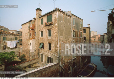 Caption: Nome:..GHETTO VECCHIO : CASE....Localizzazione:..VENEZIA / CANNAREGIO / GHETTO VECCHIO  ..VENICE / CANNAREGIO  / GHETTO VECCHIO   ..Soggetto:..CASE ..Cronologia:......Autore:......Stile:......Editori Stampatori:......Committenza:......Materia e Tecnica:......Collocazione:......Note:......Riproduzione Fotografica:..Graziano Arici/Rosebud2  ....Copyright:..Graziano Arici/Rosebud2/  ....Data:..1994....Costo:..A....Key:..GHETTO VECCHIO  ESTERNI  ..EXTERIORS