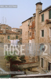Caption: Nome:..GHETTO VECCHIO : CASE....Localizzazione:..VENEZIA / CANNAREGIO / GHETTO VECCHIO  ..VENICE / CANNAREGIO  / GHETTO VECCHIO   ..Soggetto:..CASE ..Cronologia:......Autore:......Stile:......Editori Stampatori:......Committenza:......Materia e Tecnica:......Collocazione:......Note:......Riproduzione Fotografica:..Graziano Arici/Rosebud2  ....Copyright:..Graziano Arici/Rosebud2/  ....Data:..1994....Costo:..A....Key:..GHETTO VECCHIO  ESTERNI  ..EXTERIORS