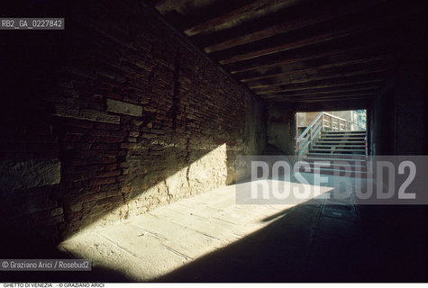 Caption: Nome:..GHETTO NOVO : SOTTOPORTICO DEL GHETTO NOVO    ....Localizzazione:..VENEZIA / CANNAREGIO / GHETTO NOVO..VENICE / CANNAREGIO  / GHETTO NOVO  ..Soggetto:..SOTTOPORTICO DEL GHETTO NOVO  ....Cronologia:......Autore:......Stile:......Editori Stampatori:......Committenza:......Materia e Tecnica:......Collocazione:......Note:......Riproduzione Fotografica:..Graziano Arici/Rosebud2  ....Copyright:..Graziano Arici/Rosebud2/  ....Data:..1994....Costo:..A....Key:..GHETTO NOVO  ESTERNI  ..EXTERIORS
