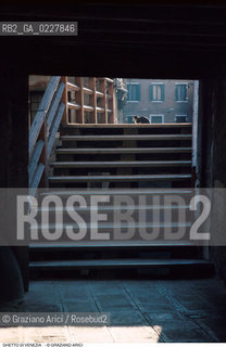 Caption: Nome:..GHETTO NOVO : SOTTOPORTICO DEL GHETTO NOVO    ....Localizzazione:..VENEZIA / CANNAREGIO / GHETTO NOVO..VENICE / CANNAREGIO  / GHETTO NOVO  ..Soggetto:..SOTTOPORTICO DEL GHETTO NOVO GATTO ....Cronologia:......Autore:......Stile:......Editori Stampatori:......Committenza:......Materia e Tecnica:......Collocazione:......Note:......Riproduzione Fotografica:..Graziano Arici/Rosebud2  ....Copyright:..Graziano Arici/Rosebud2/  ....Data:..1994....Costo:..A....Key:..GHETTO NOVO  ESTERNI  ..EXTERIORS
