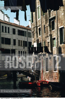Nome:..GHETTO NOVO : PONTE CHE CONDUCE ALL ENTRATA DEL GHETTO NOVO ....Localizzazione:..VENEZIA / CANNAREGIO / GHETTO NOVO..VENICE / CANNAREGIO  / GHETTO NOVO ..Soggetto:..PONTE CHE CONDUCE ALL ENTRATA DEL GHETTO NOVO  ..BRIDGE THAT LEADS TO THE ENTRANCE OF THE GHETTO NOVO   ..Cronologia:......Autore:......Stile:......Editori Stampatori:......Committenza:......Materia e Tecnica:......Collocazione:......Note:......Riproduzione Fotografica:..Graziano Arici/Rosebud2  ....Copyright:..Graziano Arici/Rosebud2/  ....Data:..1994....Costo:..A....Key:..GHETTO NOVO  ESTERNI  ..EXTERIORS  ..